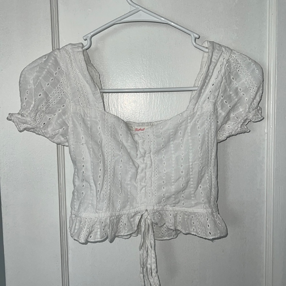 Romwe Knkt White Crop Top